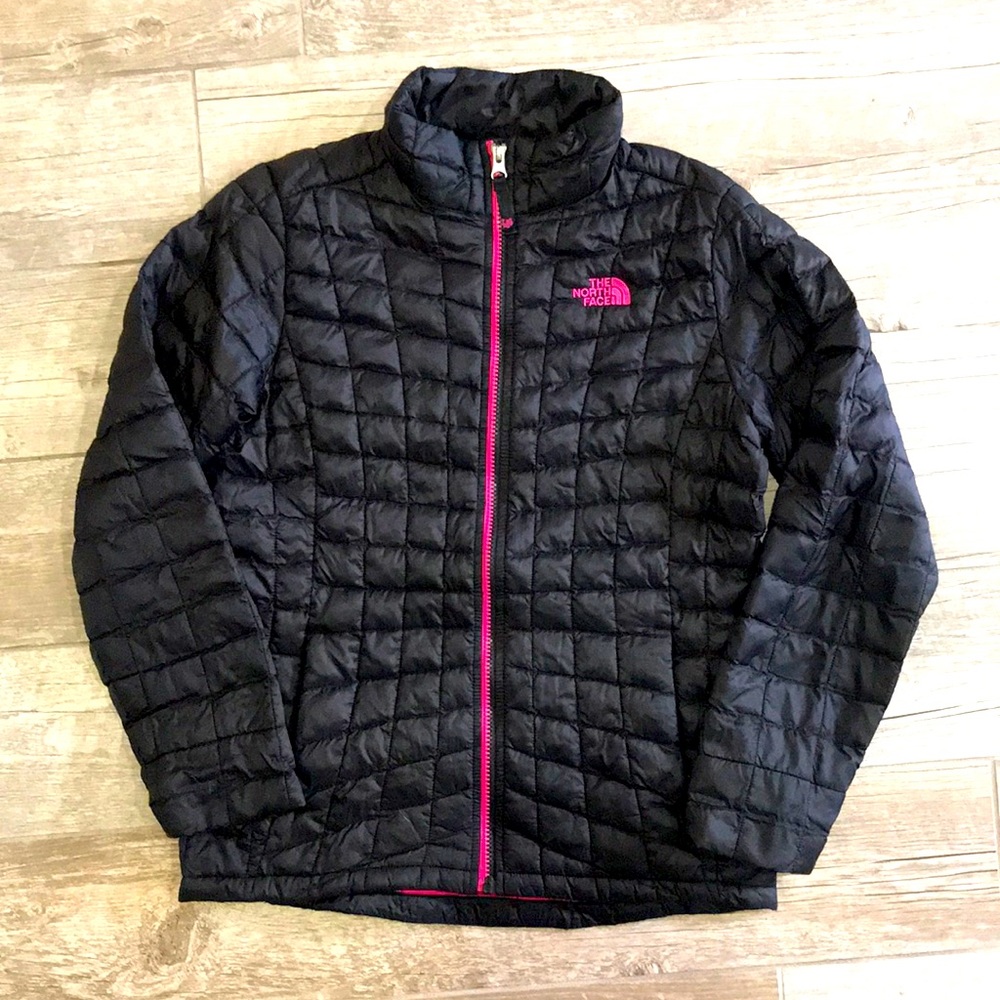 Girl’s North Face coat (almost perfect condition).